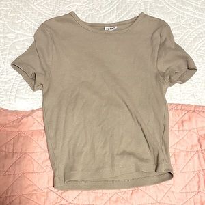 Beige baby tee, ridged lines going through it, good condition, h&m